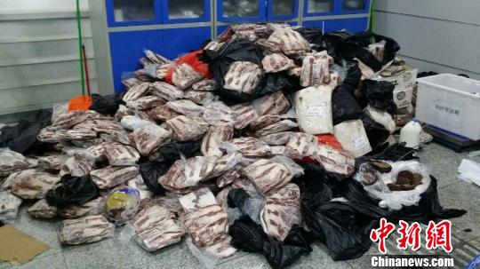 深圳皇崗海關(guān)1小時(shí)查47宗肉類走私案截凍牛肉1.5噸