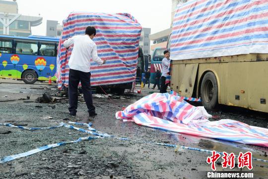 佛山一客運站清晨3輛客車起火 兩車燒毀遍地油污
