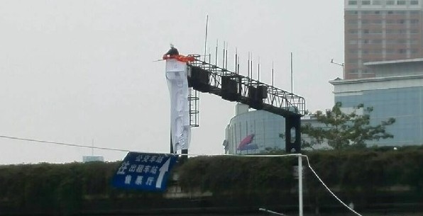 男子爬廣州火車(chē)站龍門(mén)架揚(yáng)言跳橋 被警方制服帶離