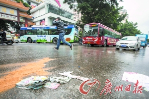 泥頭車(chē)撞飛雨衣男 街坊自發(fā)為逝者撐傘
