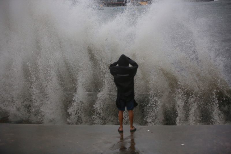 臺(tái)風(fēng)“妮妲”登陸深圳 全市進(jìn)入暴雨防御狀態(tài)