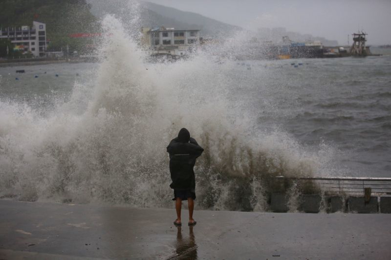 臺(tái)風(fēng)“妮妲”登陸深圳 全市進(jìn)入暴雨防御狀態(tài)