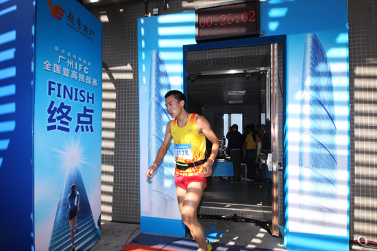 13分54秒！奧運(yùn)選手勇奪廣州IFC登高賽冠軍