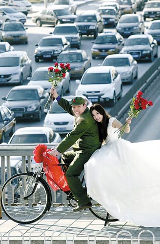當(dāng)結(jié)婚遭遇“愛情和面包”難題：裸婚你能接受嗎？