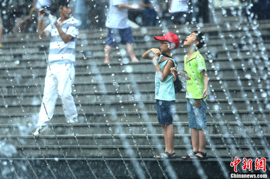 重慶氣溫最高超37℃ 街頭短褲長裙“風(fēng)光好”
