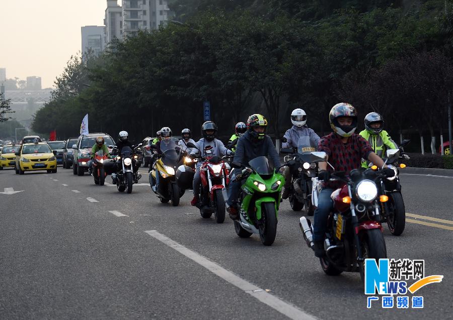 重慶車友自發(fā)組織迎接中國—東盟汽車?yán)愜囮?/></p>

<p>10月21日，重慶市社會各界汽車運動愛好者自發(fā)組織的汽車和哈雷摩托車隊伍，護送中國－東盟國際汽車?yán)愜囮犘旭傇谑袇^(qū)的公路上。</p>

<p>當(dāng)日，2014中國－東盟國際汽車?yán)愻咧袊瓥|盟媒體汽車?yán)惻e行第三賽段集結(jié)賽，比賽起點為貴州省貴陽市，終點為重慶市，全程近400公里，整個賽事已行駛約2000公里。當(dāng)拉力賽車隊進入重慶市時，重慶市社會各界汽車運動愛好者自發(fā)組織一支由16輛汽車和20輛哈雷摩托車組成的隊伍迎接拉力賽車隊，并一路護送拉力賽車隊到達(dá)下榻酒店。</p>
</p>
</div>
</div>

<div   class=