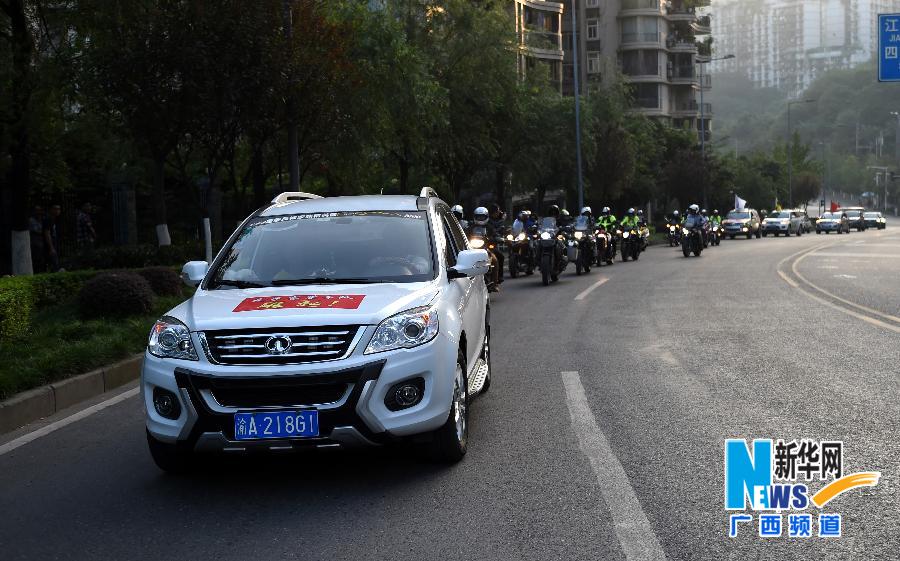 重慶車友自發(fā)組織迎接中國—東盟汽車?yán)愜囮?/></p>

<p align=