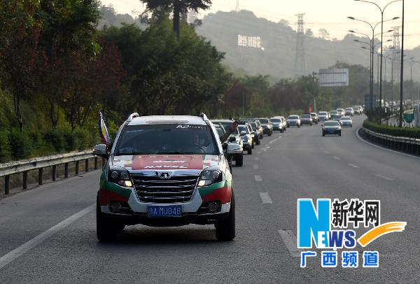重慶車友自發(fā)組織迎接中國—東盟汽車?yán)愜囮?duì)