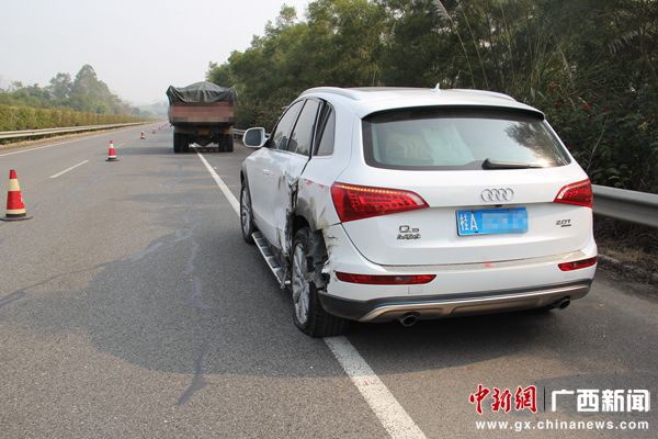南友高速奧迪車“搶”時(shí)間追尾施工車