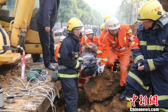 廣西來賓一工地突發(fā)坍塌 兩名被埋工人獲救