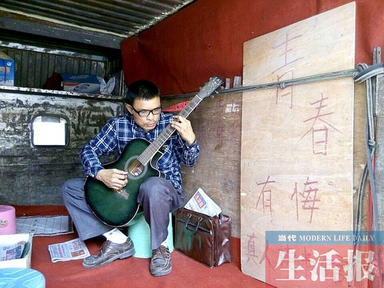 貨車司機(jī)自曝情路 貨車?yán)锎a字感謝生命中兩個(gè)女人