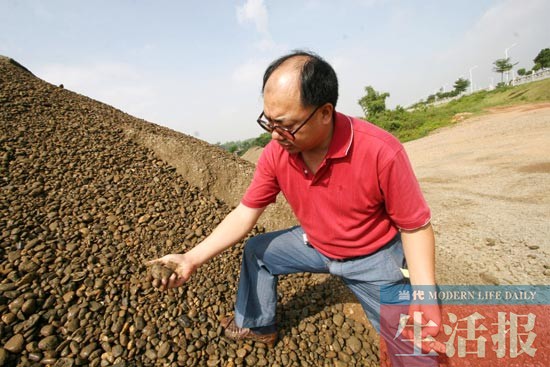 男子扎根南寧21年收藏邕江石60噸 想開(kāi)博物館
