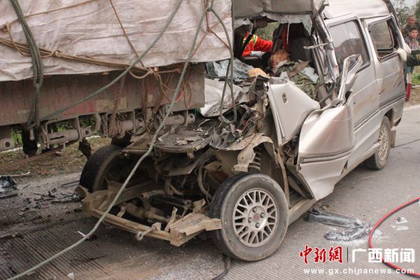 廣西融安兩車追尾司機(jī)當(dāng)場死亡