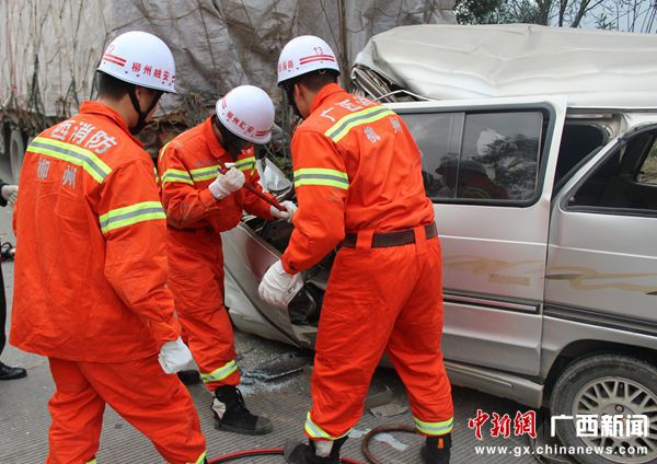 廣西融安兩車追尾司機(jī)當(dāng)場死亡