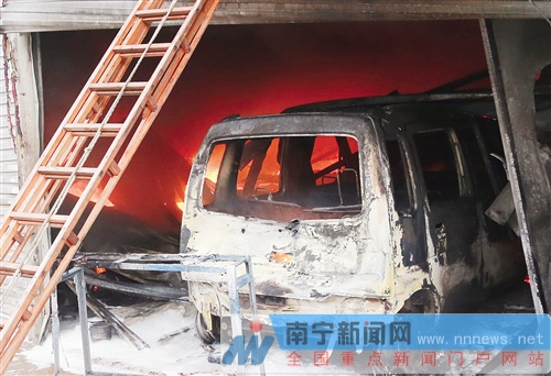 長(zhǎng)堽路汽修店大火現(xiàn)場(chǎng)觸目驚心 14輛車被燒剩鐵殼