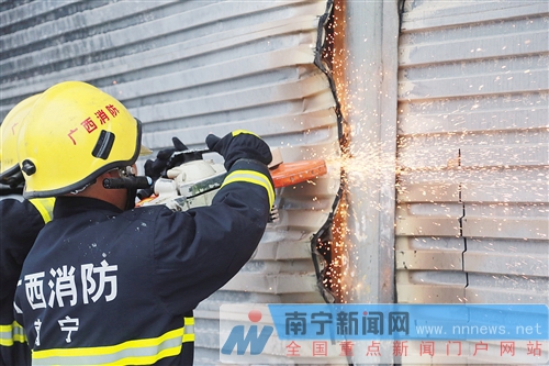 長(zhǎng)堽路汽修店大火現(xiàn)場(chǎng)觸目驚心 14輛車被燒剩鐵殼