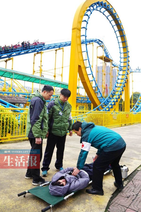 南寧動(dòng)物園過(guò)山車(chē)高空遇險(xiǎn)原是應(yīng)急演練