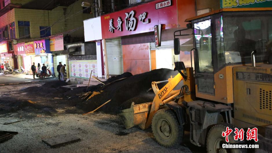 瀝青運(yùn)輸車(chē)側(cè)翻 瀝青傾倒街邊小孩遭到掩埋