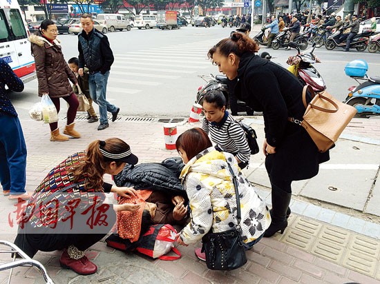 七旬老人等出租車時(shí)突然摔倒 熱心市民伸援手(圖)