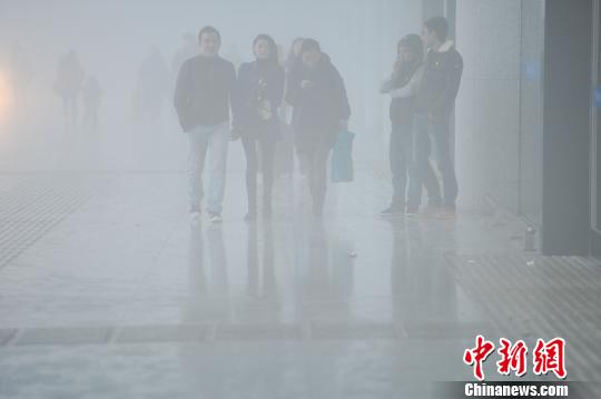 廣西大部出現(xiàn)濃霧 多趟航班動(dòng)車延誤晚點(diǎn)(圖)