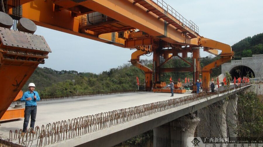 云桂鐵路廣西段南寧境內(nèi)橋梁全部架設完成(圖)