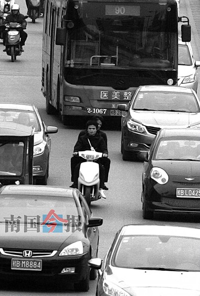 開(kāi)車橫沖直撞不打燈不看燈 壯大的電動(dòng)車族讓人憂