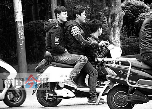 開(kāi)車橫沖直撞不打燈不看燈 壯大的電動(dòng)車族讓人憂