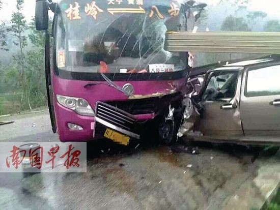 小貨車與大客車相撞 客車司機(jī)不幸被鋁材穿身而亡