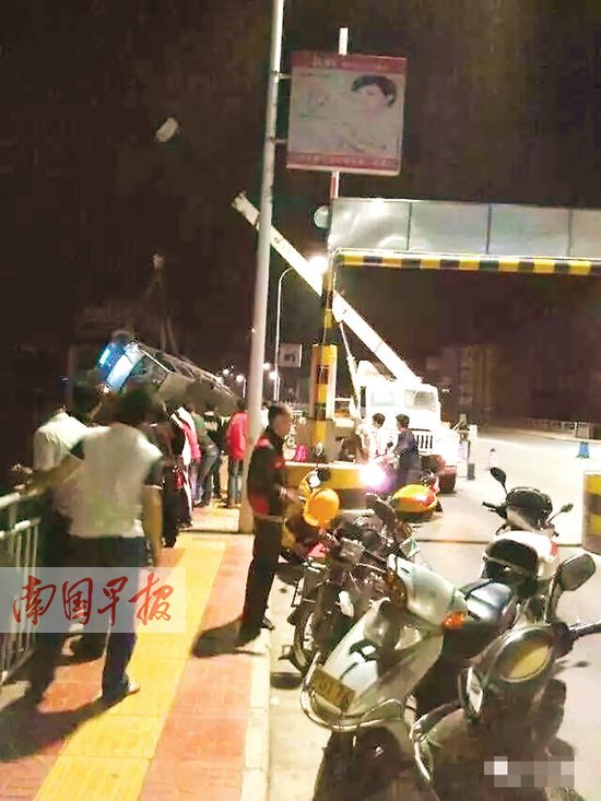 貨車(chē)失控側(cè)翻橋下司機(jī)消失 事后一男子自稱(chēng)是司機(jī)