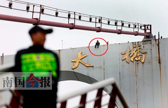 男子欲跳橋輕生體力透支發(fā)生虛脫 特警送鹽水救人