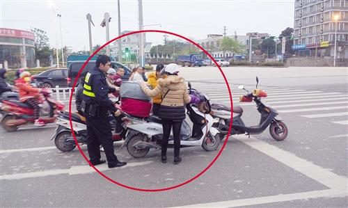 險！女子騎車摔倒轉(zhuǎn)彎處 幸！民警緊急攔停后方大巴