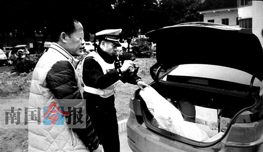 停車(chē)擋超市竟然是涉“黃”男 被柳北交警查獲(圖)