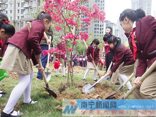 南寧市開展“花樣南寧”建設(shè)義務(wù)植樹活動(dòng)