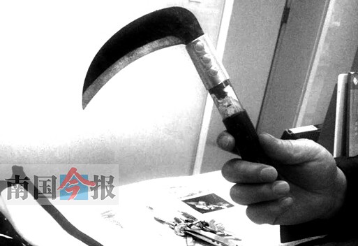 兩民警徒手勇斗鐮刀搶匪 成功擒匪后負(fù)傷虛脫暈倒