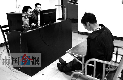 兩民警徒手勇斗鐮刀搶匪 成功擒匪后負(fù)傷虛脫暈倒