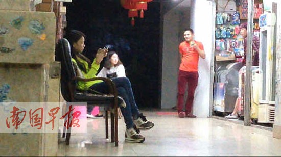 酒托女用軟件“釣”男子來(lái)消費(fèi) 記者采訪(fǎng)手機(jī)被砸