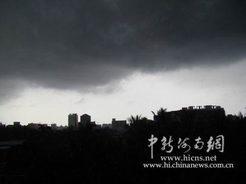 烏云壓頂椰城 ?？诒┯陜A盆