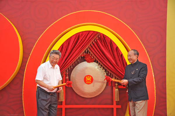 海航“重溫首航航班”在美蘭機(jī)場(chǎng)起航