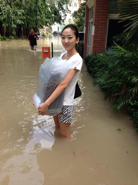 強臺風(fēng)“海燕”肆虐三亞 南航空姐涉水執(zhí)行航班任務(wù)（圖）