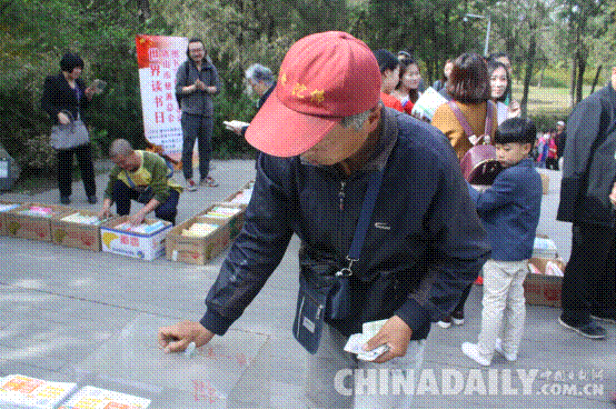 唐山慈善總會(huì)攜手愛(ài)心團(tuán)隊(duì)在鳳凰山舉行義賣(mài)活動(dòng)