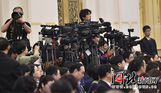 河北代表團(tuán)接受中外媒體集體采訪