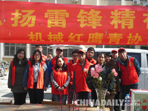 星火愛心團(tuán)隊(duì)聯(lián)合鐵大學(xué)子愛心義賣為貧困戶送溫暖
