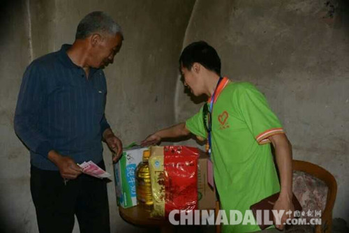 石家莊星火愛心團(tuán)隊(duì)走進(jìn)靈壽 為孤寡老人送去善款