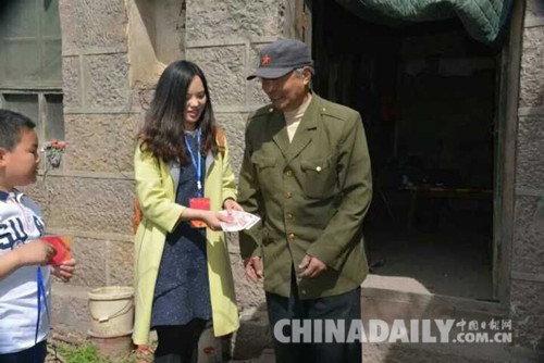 石家莊星火愛心團(tuán)隊(duì)走進(jìn)靈壽 為孤寡老人送去善款