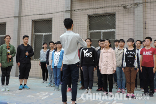 石家莊鐵道大學(xué)機械學(xué)子齊唱紅歌獻禮黨的生日