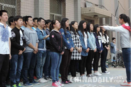 石家莊鐵道大學(xué)機械學(xué)子齊唱紅歌獻禮黨的生日