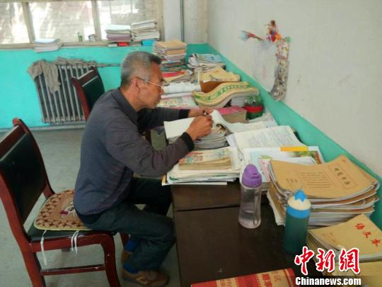 “老師爸爸”患癌堅(jiān)持任教 三尺講臺(tái)演繹追夢(mèng)人生