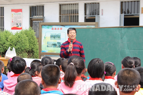 校園翰墨香 書畫寄深情 文化名人書畫院走進紅色革命老區(qū)