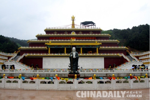 河北遵化萬(wàn)佛園舉辦浴佛節(jié)慶典