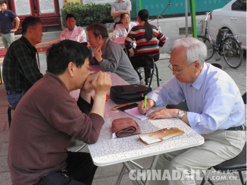邯鄲市叢臺(tái)區(qū)名老中醫(yī)專家進(jìn)社區(qū) 居民尋醫(yī)問藥很方便